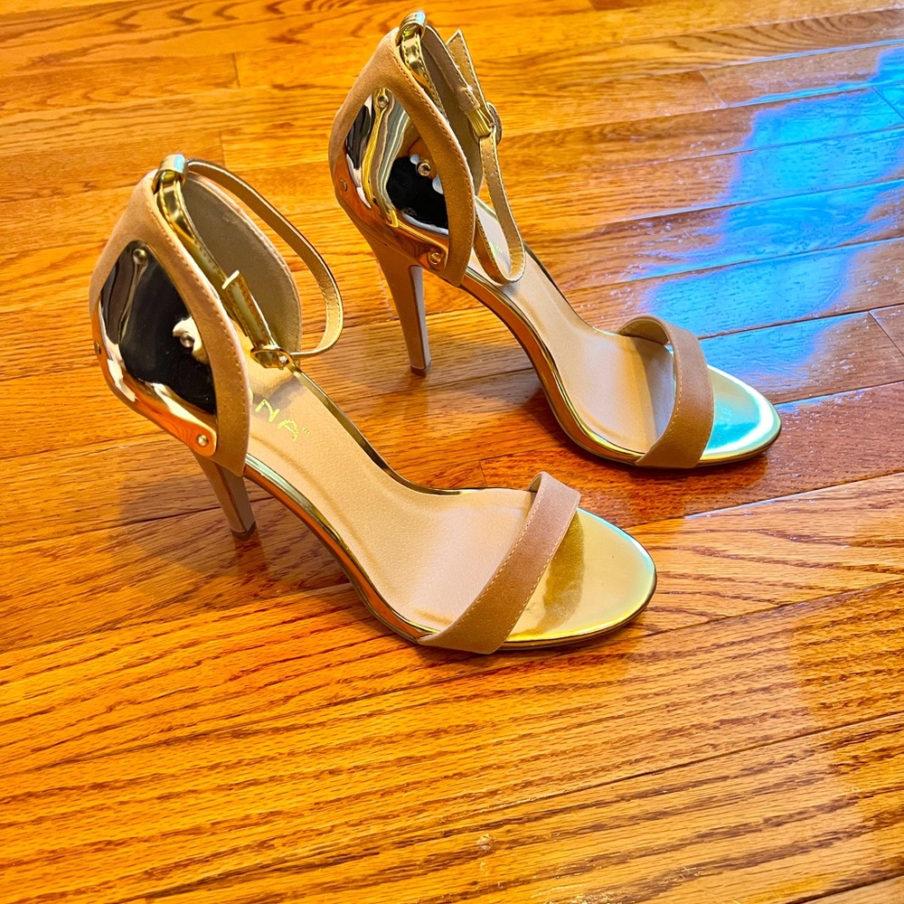Liliana beige/gold stiletto - NEVER WORN